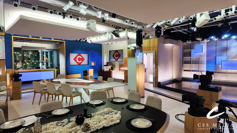 Lighting and set of the live show